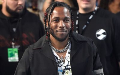 Un Événement Inoubliable : Kendrick Lamar à la Tête d’Affiche du Super Bowl 2025

Préparez-vous, amateurs de musique et de sport ! L’annonce tant attendue est enfin tombée : le talentueux Kendrick Lamar sera le grand protagoniste du spectacle de mi-temps du Super Bowl 2025. Un mélange explosif de beats envoûtants et d’énergie contagieuse vous attend !

Un Artiste au Sommet de Son Art

Kendrick Lamar, véritable icône du hip-hop, n’est pas étranger aux grandes scènes. Avec ses performances mémorables et ses paroles percutantes, il a su captiver des millions de fans à travers le monde. Attendez-vous à une représentation qui marquera les esprits et fera vibrer le cœur des spectateurs.

Pourquoi Cet Événement Est Incontournable ?

Imaginer Kendrick sur cette scène mythique, c’est s’attendre à une expérience musicale sans précédent ! Entre ses hits légendaires et son charisme indéniable, il promet un spectacle éblouissant qui restera gravé dans les annales du Super Bowl. Ne manquez pas l’occasion de vivre cet instant unique en direct !