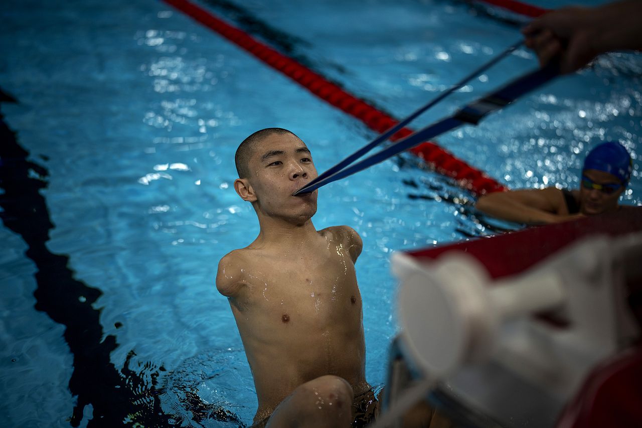 Le Chinois Gus Jinchena s'entraîne pendant l'échauffement pré-compétition.