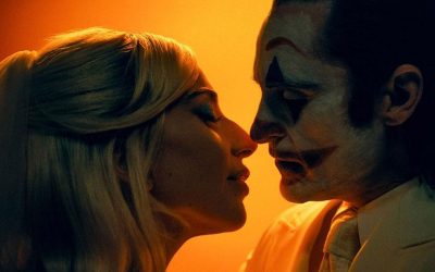 Une Évasion Cinématographique à Venise : Plongée dans ‘Joker: Folie À Deux’

Dans l’effervescence du Festival de Venise 2024, un film a su captiver l’attention des foules et susciter des débats passionnés : ‘Joker: Folie À Deux’. Préparez-vous à une exploration fascinante de cette œuvre audacieuse qui nous plonge au cœur des tourments psychologiques du célèbre anti-héros. Mais attention, ne laissez pas le clown vous distraire de la profondeur de cette narration !

Un Duel D’Acteurs Éblouissant

Dans cette suite tant attendue, Joaquin Phoenix reprend son rôle emblématique avec une intensité inégalée. Accompagné d’une Lady Gaga époustouflante, le duo promet une alchimie explosive qui ne manquera pas de vous faire vibrer. Leur prestation est bien plus qu’un simple spectacle ; c’est une danse délicate entre folie et génie.

Une Réflexion Sur La Folie

‘Joker: Folie À Deux’ ne se contente pas d’être un divertissement. Ce film invite également à une profonde réflexion sur la santé mentale, la société contemporaine et les démons intérieurs qui nous hantent. Les thèmes abordés résonnent avec une actualité brûlante, rendant chaque scène encore plus poignante.

Visuellement Captivant

L’esthétique visuelle de ce long-métrage est un véritable régal pour les yeux. Les choix artistiques audacieux et les couleurs saisissantes créent une atmosphère immersive qui transporte le spectateur dans l’univers tourmenté du Joker. Chaque cadre est soigneusement pensé pour accentuer l’émotion brute ressentie par les personnages.

Un Message Qui Résonne

Afin de ne pas perdre le fil de notre analyse, il convient de rappeler que ‘Joker: Folie À Deux’ réussit à transmettre un message fort sur l’importance de l’empathie et la compréhension envers ceux qui souffrent en silence. Une thématique universelle présentée avec finesse et intelligence.

Finalement… Faut-il y aller ?

En somme, ‘Joker: Folie À Deux’ est bien plus qu’un simple film ; c’est un événement cinématographique incontournable qui mérite votre attention. Alors n’hésitez plus ! Laissez-vous emporter par cette expérience inoubliable… mais n’oubliez pas : ne laissez pas le clown vous distraire du chef-d’œuvre qui se déploie devant vos yeux.