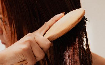 Voici la brosse à cheveux française à 320 $ qui veut remplacer votre shampoing sec