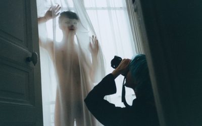 Dévoilé : Le photographe russe exilé qui redéfinit la masculinité sous un nouveau jour