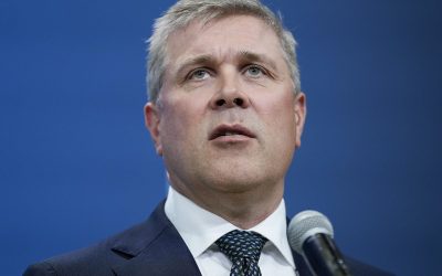 Le Premier ministre islandais met fin à la coalition gouvernementale de trois partis : révélations sur des luttes internes !

Dans un tournant surprenant, le Premier ministre d’Islande a décidé de dissoudre la coalition au pouvoir composée de trois partis, évoquant des conflits internes qui minent la stabilité du gouvernement. Quelles en sont les vraies raisons ? Ne manquez pas les détails croustillants !