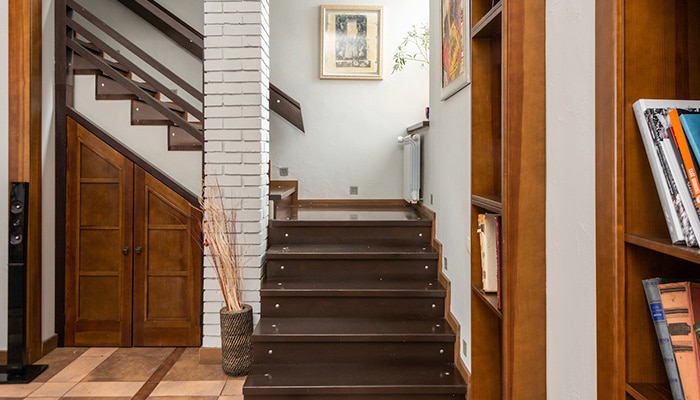 armoire sous l'escalier