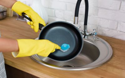 Découvrez le secret infaillible pour éliminer la crasse sur vos ustensiles de cuisine !