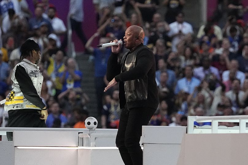 Dre se produit à la mi-temps du match de football NFL Super Bowl 56 entre les Rams de Los Angeles et les Bengals de Cincinnati.