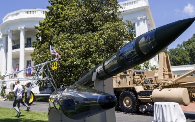 Les États-Unis préparent un déploiement militaire en Israël face à la menace iranienne !

En réponse aux tensions croissantes avec l’Iran, les États-Unis annoncent le renforcement de leur présence militaire en Israël, incluant un système de défense antimissile dernier cri et des troupes sur le terrain. Que se passe-t-il vraiment ?