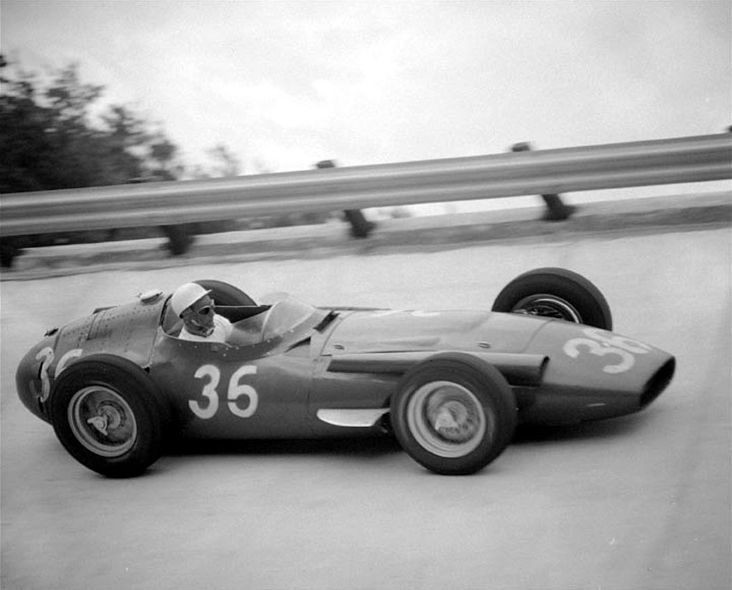 Stirling Moss conduisant sa Maserati lors du Grand Prix d