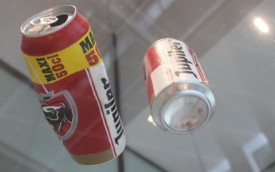 Art ou simple déchet ? Un employé d’un musée néerlandais jette par inadvertance une œuvre d’art en canette de bière à la poubelle !