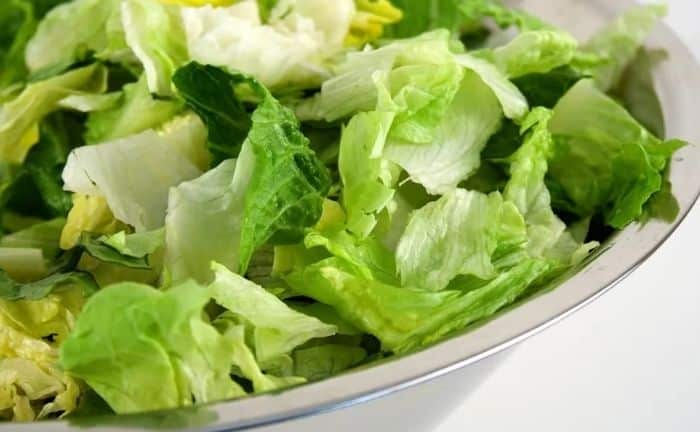 salade dans une assiette