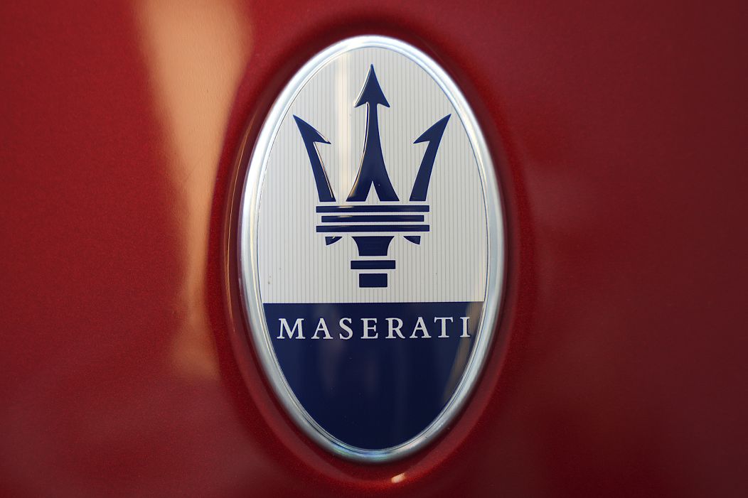 Le logo Maserati sur la Quattroporte Modena Q4 2022 exposé au Salon international de l'auto de Pittsburgh.
