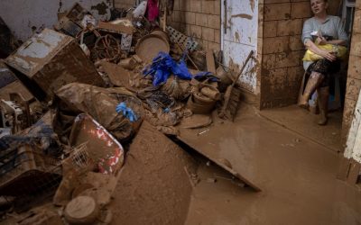 Des déchets s’accumulent après les inondations en Espagne : un danger pour la santé alors que la quête des disparus se poursuit !
Les inondations dévastatrices en Espagne ont laissé derrière elles une montagne de détritus, menaçant la santé publique ! Pendant ce temps, les équipes de secours intensifient leurs efforts pour retrouver les personnes portées disparues. Ne manquez pas cette situation alarmante qui pourrait toucher tout le pays !