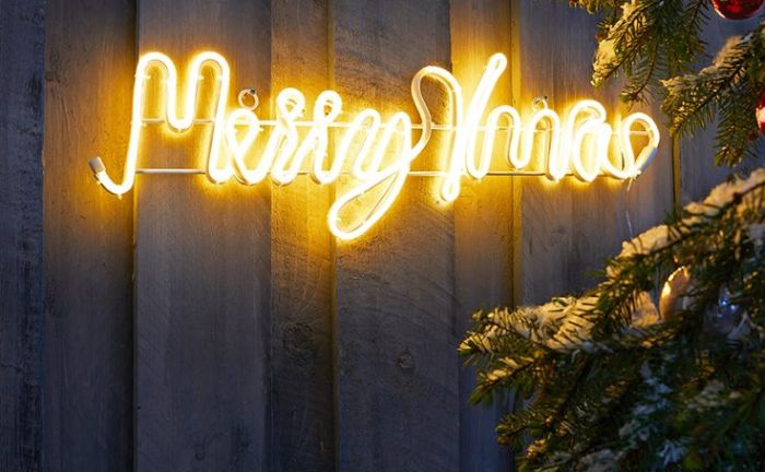 Créez dans votre maison l'ambiance de Noël dont vous rêvez depuis longtemps avec les figurines de Noël néon CASALUX