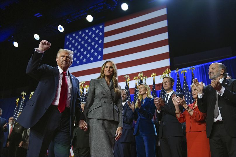 Donald Trump fait des gestes en marchant avec son ex-femme Melania Trump le soir des élections