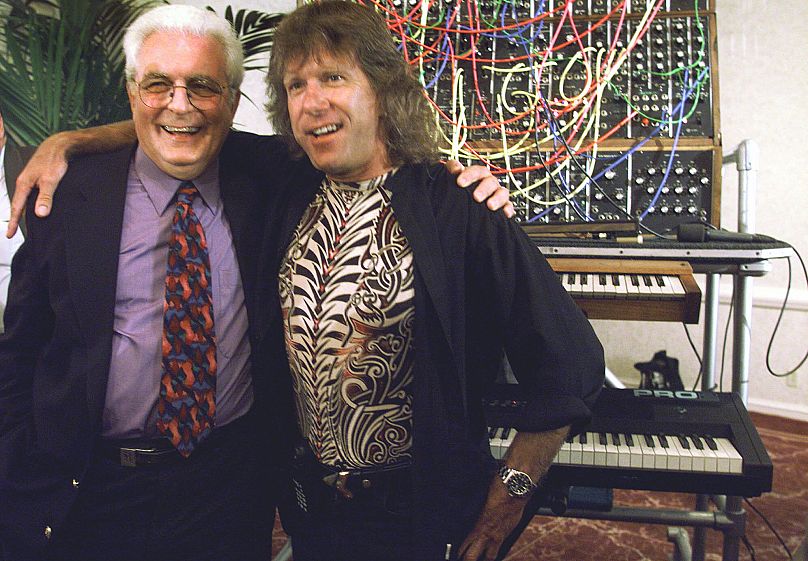 Keith Emerson d'Emerson Lake et Palmer pose avec Bob Moog.