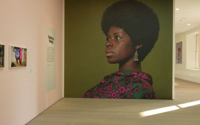 Saatchi Gallery : Plongée au cœur de la vie noire, du changement climatique et de la communauté avec trois expositions percutantes !
Des œuvres qui bouleversent et inspirent !