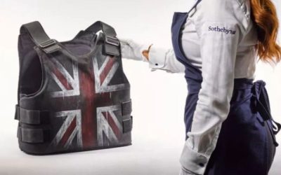 Un Chef-d’Œuvre de Banksy : La Gilet Pare-Balles de Stormzy S’envole à 930,000 € !
Dans un monde où l’art contemporain et la culture populaire s’entrelacent avec éclat, une pièce emblématique vient de franchir les frontières du marché de l’art. Le célèbre gilet pare-balles, rendu célèbre par le rappeur britannique Stormzy, a été vendu pour la coquette somme de 930,000 euros ! Ce montant incroyable ne fait que renforcer l’aura mystique qui entoure l’œuvre du mystérieux artiste Banksy.
Une Œuvre Iconique : Quand L’Art Rencontre la Musique
Ce gilet ne se contente pas d’être un simple accessoire ; il est le symbole d’une époque où la provocation et la réflexion sociale sont au cœur des préoccupations artistiques. Stormzy, en arborant cette pièce unique lors de sa performance mémorable à Glastonbury en 2019, a su allier art et engagement. Ce moment fort a marqué les esprits et a propulsé cette œuvre dans le panthéon des objets d’art contemporains.
Une Vente Retentissante : Qui en Profite ?
La vente aux enchères a captivé l’attention des collectionneurs du monde entier. À ce prix vertigineux, il est indéniable que l’engouement pour Banksy ne montre aucun signe d’essoufflement. Cette transaction illustre parfaitement comment un simple gilet peut revêtir une signification bien plus profonde, transcendant ainsi son utilité initiale pour devenir un véritable objet de désir.
Un Investissement ou un Simple Coup Marketing ?
Pour certains amateurs d’art, cet achat représente une opportunité ludique d’investir dans une œuvre qui pourrait voir sa valeur exploser dans les années à venir. Pour d’autres, cela soulève des questions sur la nature même du marché de l’art contemporain. Est-ce vraiment un investissement judicieux ou simplement le reflet d’une tendance passagère ? Quoi qu’il en soit, cette vente n’a pas fini de faire parler d’elle !