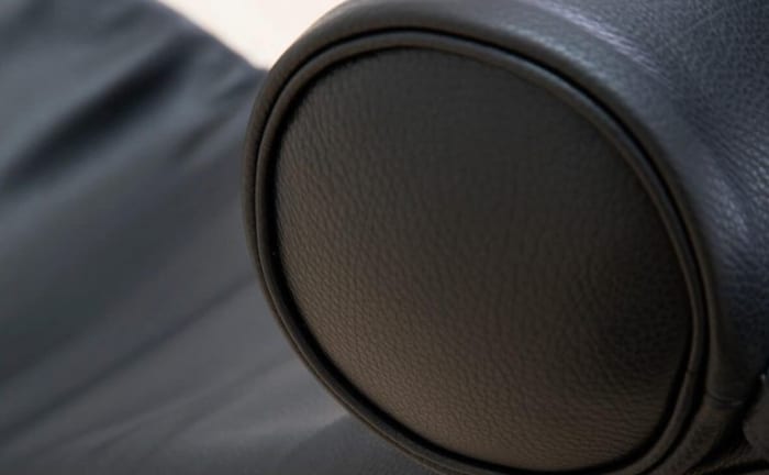 détail de la chaise longue noire
