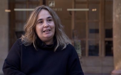 La tristesse de Cristina de Middel, la lauréate du Prix Princesse des Asturies, face à la chute du photojournalisme
Une icône du photojournalisme s’exprime sur un art en péril
Cristina de Middel, la célèbre photographe et récipiendaire du prestigieux Prix Princesse des Asturies, ne cache pas son désarroi face à l’effritement du photojournalisme. Dans un monde où les images semblent se multiplier sans relâche, elle s’inquiète pour l’avenir d’un métier qui a tant à offrir. Que se passe-t-il réellement derrière l’objectif ?
