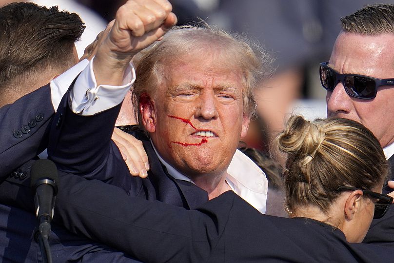 Donald Trump réagit à une tentative d'assassinat lors d'un événement.