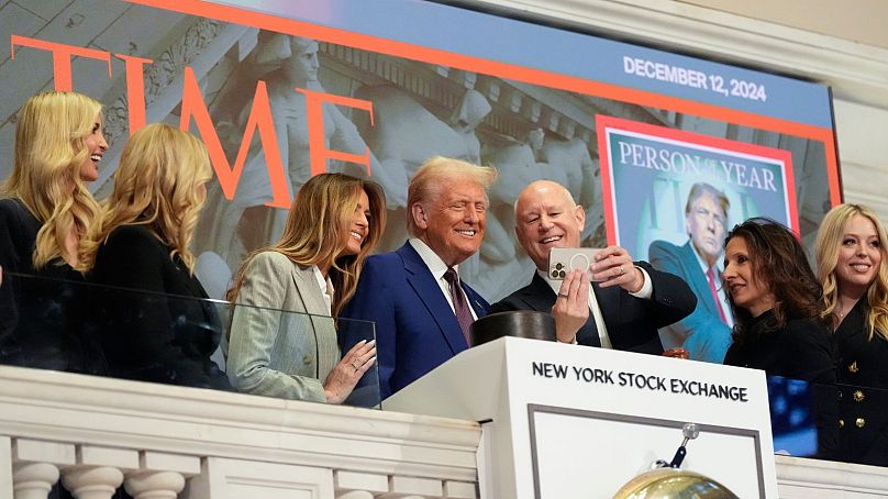 Donald Trump pose pour un selfie après avoir sonné la cloche d'ouverture de la Bourse de New York
