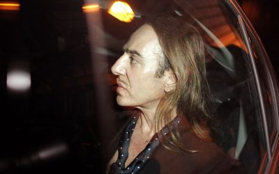 John Galliano quitte Maison Margiela après une décennie de création audacieuse !
Le célèbre designer britannique John Galliano tire sa révérence après dix années passées à révolutionner la Maison Margiela. Une nouvelle qui va bouleverser le monde de la mode !