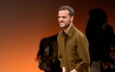 Matthieu Blazy, le Nouveau Directeur Artistique de Chanel : Une Révélation Éblouissante !
Préparez-vous à être surpris ! Matthieu Blazy a été officiellement annoncé comme le prochain directeur artistique de la prestigieuse maison Chanel. Sa nomination promet de révolutionner le monde de la mode. Quelles surprises nous réserve-t-il ? Restez à l’affût !