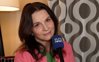 Une Nouvelle Ère pour l’Académie Européenne du Film : Juliette Binoche Prend les Rênes
Dans un tournant captivant de l’histoire du cinéma européen, la talentueuse Juliette Binoche a été désignée présidente de l’Académie Européenne du Film. Avec une carrière éblouissante et une passion indéniable pour le septième art, elle s’apprête à insuffler un vent nouveau dans cette prestigieuse institution.
Un Appel à la Réflexion : Ne Vous Contentez Pas de N’importe Quel Film !
Dans ses premiers mots en tant que présidente, Binoche ne manque pas de passion. Elle exhorte les cinéphiles à ne pas se laisser séduire par des productions sans âme ou sans véritable valeur artistique. “Ne vous précipitez pas vers n’importe quel film,” déclare-t-elle avec ferveur. “Choisissez ceux qui nourrissent votre esprit et enrichissent votre cœur.”
La Vision de Juliette : Une Célébration du Cinéma Authentique
Juliette Binoche, reconnue non seulement pour son immense talent d’actrice mais aussi pour son regard acéré sur le monde cinématographique, souhaite mettre en avant la qualité et la diversité des œuvres européennes. “Il est crucial d’encourager des récits qui résonnent avec notre humanité,” souligne-t-elle.
Un Futur Prometteur pour le Cinéma Européen
Sous sa présidence, l’Académie pourrait bien connaître une renaissance, attirant ainsi un nouveau public vers des films qui méritent d’être vus et célébrés. La passion de Binoche pour le cinéma promet d’apporter une dynamique stimulante et inspirante au paysage cinématographique européen.
Alors, chers amateurs de cinéma, prêts à embrasser cette aventure sous la conduite éclairée de Juliette Binoche ? Éveillez votre curiosité et choisissez vos films avec soin !