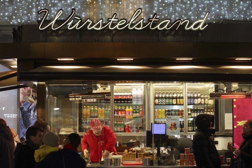 Les clients font la queue au Würstelstand