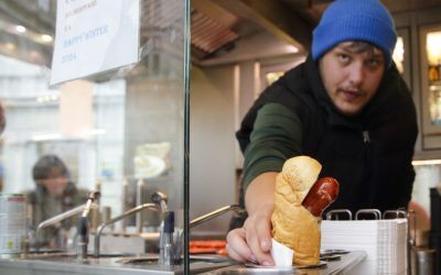 La célèbre Würstelstand de Vienne reçoit un prestigieux label de l’UNESCO !
Découvrez pourquoi ce stand de saucisses fait la une des journaux !