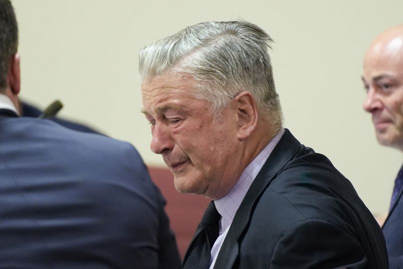 Alec Baldwin réagit lorsqu'un juge rejette son homicide involontaire lors de la fusillade de Rust en 2021.