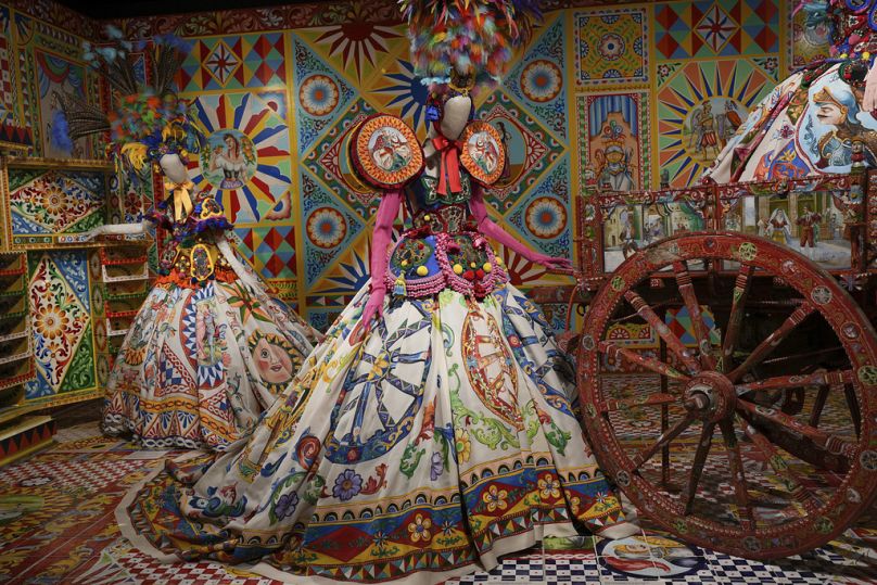Les œuvres sont exposées lors de l'exposition 'Du cœur aux mains : Dolce&Gabbana' au Grand Palais à Paris.