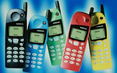 Le Retour Triomphal d’un Classique : Snake et les Titans Technologiques des Années 90
Dans un monde où la technologie évolue à une vitesse vertigineuse, il est fascinant de se plonger dans l’univers des années 90, une époque où les gadgets emblématiques ont marqué notre enfance. Aujourd’hui, le Nokia Design Archive nous invite à célébrer ces géants de la technologie qui ont façonné notre quotidien avec des innovations parfois inattendues. Accrochez-vous, car nous allons revisiter un jeu aussi simple que captivant : Snake !
Un Voyage Nostalgique au Cœur du Design Nokia
Qui aurait cru qu’un simple serpent se faufilant à travers un écran monochrome puisse captiver des millions de joueurs ? Avec le Nokia Design Archive, plongeons dans cet héritage technologique qui a non seulement diverti mais également laissé une empreinte indélébile sur la culture populaire. Le design minimaliste et l’ingéniosité de ces appareils ont su séduire une génération entière.
Les Titans de la Technologie : Une Époque Dorée
Au-delà du serpent, ce sont toute une panoplie d’innovations qui ont vu le jour durant cette décennie glorieuse. Chaque modèle de téléphone Nokia racontait une histoire, un mélange parfait entre fonctionnalité et esthétique. Les concepteurs visionnaires de l’époque ont réussi à transformer de simples appareils en véritables objets de désir.
Revisiter le Passé pour Inspirer l’Avenir
Aujourd’hui, alors que nous sommes inondés par des technologies toujours plus avancées, il est essentiel de se rappeler d’où nous venons. Le Nokia Design Archive ne célèbre pas seulement un jeu ou des téléphones ; il rend hommage à une époque où chaque innovation semblait magique. Alors que les pixels s’animent sur nos écrans modernes, prenons un moment pour apprécier les racines profondes qui nourrissent notre passion pour la technologie.
Conclusion : Un Héritage Éternel
En somme, le retour au sein du Nokia Design Archive n’est pas uniquement une rétrospective nostalgique ; c’est un hommage vibrant aux pionniers qui ont façonné notre relation avec la technologie. Alors que nous continuons d’avancer vers l’avenir numérique, n’oublions jamais les fondements solides posés par ces titans des années 90.
