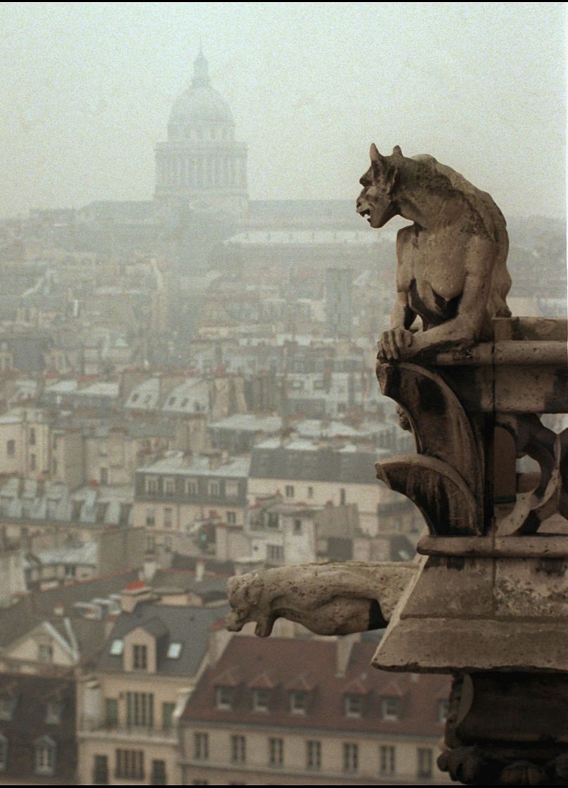 Une gargouille veille sur Paris du haut de la cathédrale Notre-Dame du XIe siècle.
