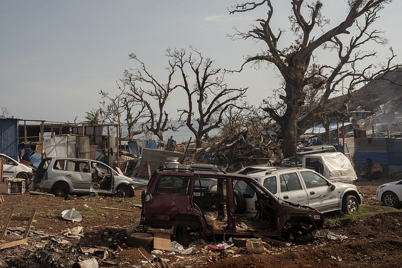 Des voitures accidentées sont vues à Barakan après le typhon Chido le 21 décembre 2024