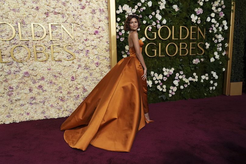 La star de 'Challengers' et 'Dune', Zendaya a lancé une balle orange brûlée par paires avec un vieux collier de diamant glamour.