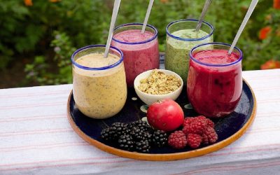 Découvrez Plus de 56 Recettes de Smoothies : Fruits Délicieux et Étapes Simplifiées

Bienvenue dans l’univers rafraîchissant et vitaminé des smoothies ! Ces breuvages colorés ne sont pas seulement une explosion de saveurs, mais aussi une véritable potion de bien-être. Que vous soyez un amateur de fruits, un adepte de la santé ou simplement en quête d’une boisson revigorante, nous avons rassemblé pour vous un trésor de plus de 56 recettes irrésistibles. Préparez-vous à éveiller vos papilles et à transformer votre quotidien avec des mélanges aussi créatifs que délicieux. Laissez-vous guider par nos conseils pratiques et savourez l’art de réaliser des smoothies en un rien de temps !

Pourquoi Opter pour des Smoothies ?

Les smoothies sont une manière ludique et savoureuse d’incorporer des fruits dans votre alimentation. Faciles à préparer, ils offrent une multitude de possibilités grâce à la variété des ingrédients que vous pouvez utiliser. Que vous souhaitiez un petit-déjeuner rapide, une collation revitalisante ou un dessert léger, ces recettes sauront répondre à toutes vos envies. Alors, prêt à vous lancer dans cette aventure fruitée ?