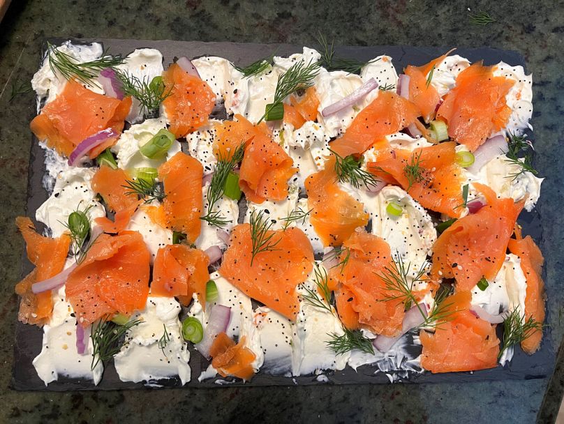 Beurre étalé avec saumon fumé.