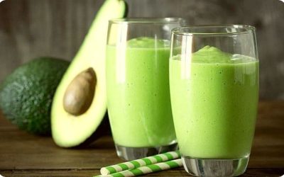 Découvrez la recette secrète du smoothie avocat-lait : l’arme anti-résac !