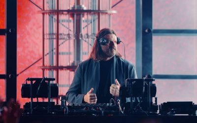 Une Nuit Électrisante au Las Vegas Sphere avec DJ Solomun
Imaginez-vous plongé dans une expérience sensorielle sans pareille, où la musique transcende les frontières et où chaque rythme vous entraîne dans un tourbillon d’émotions. C’est exactement ce qui m’attendait lors de ma soirée au mythique Las Vegas Sphere, aux côtés du talentueux DJ Solomun. Préparez-vous à découvrir comment cet événement a su allier passion et protection de la piste de danse!
Un Lieu Unique en Son Genre
Le Las Vegas Sphere, véritable bijou architectural, se présente comme un espace immersif où la technologie rencontre l’art. Dès mon arrivée, j’ai été accueilli par une ambiance vibrante et une atmosphère électrique qui promettait une nuit mémorable.
La Magie de Solomun
Lorsque DJ Solomun est monté sur scène, les lumières se sont intensifiées et le public a instantanément réagi. Avec son style inimitable et sa passion indéniable pour la musique, il a su captiver l’attention de tous les présents. Chaque morceau semblait raconter une histoire, nous transportant dans un univers parallèle où le temps s’était suspendu.
Un Message Fort : Protéger la Piste de Danse
Tout au long de cette nuit inoubliable, un message résonnait : « Il s’agit de protéger la piste de danse ». Cette phrase, prononcée par Solomun lui-même, souligne l’importance d’un espace sûr et respectueux pour tous les amateurs de musique. Dans un monde en constante évolution, préserver cet sanctuaire dédié à l’expression personnelle est essentiel pour garantir que chacun puisse vivre sa passion librement.
Conclusion : Une Expérience Inoubliable
Ma soirée au Las Vegas Sphere avec DJ Solomun a été bien plus qu’un simple concert; c’était une célébration collective de la musique et des émotions partagées. Je suis reparti avec des souvenirs gravés à jamais dans ma mémoire, ainsi qu’une conviction renforcée concernant la nécessité de protéger notre précieuse piste de danse.