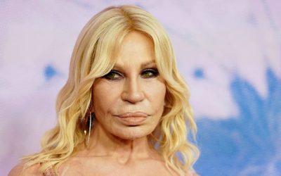 Donatella Versace quitte son poste de directrice créative après 28 ans à la tête de la maison de mode familiale !
Après presque trois décennies à façonner l’univers de la mode, Donatella Versace tire sa révérence en tant que directrice créative de l’illustre maison familiale. Quels secrets se cachent derrière cette décision choc ?