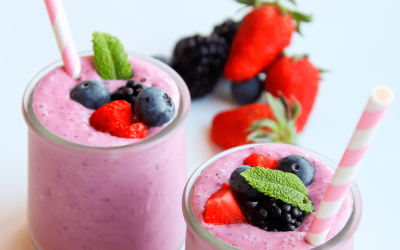 Découvrez le smoothie irrésistible des influenceurs : fraises et myrtilles en direct !
