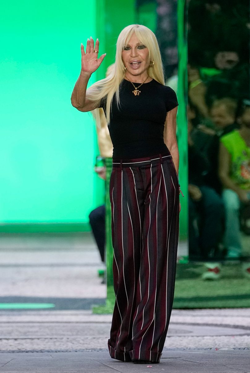 Donatella Versace applaudissant après le défilé Men's Spring 2023 à Milan - juin 2022