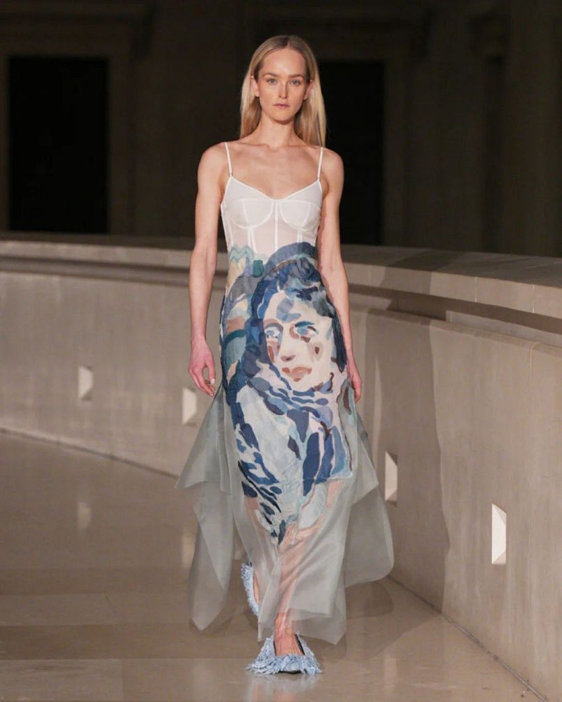 Le modèle se promène dans une robe d'Erdem pendant la London Fashion Week.