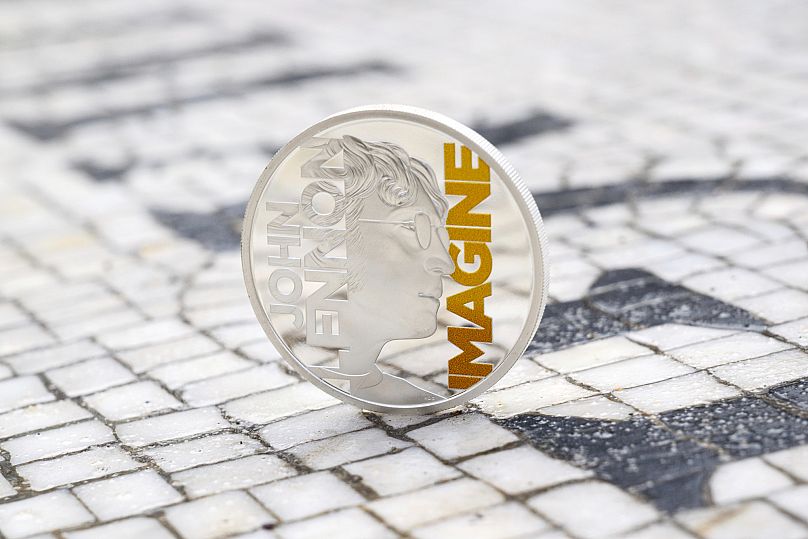 Coin britannique spécialement battue en l'honneur des Beatles et de l'avocat de la paix John Lennon