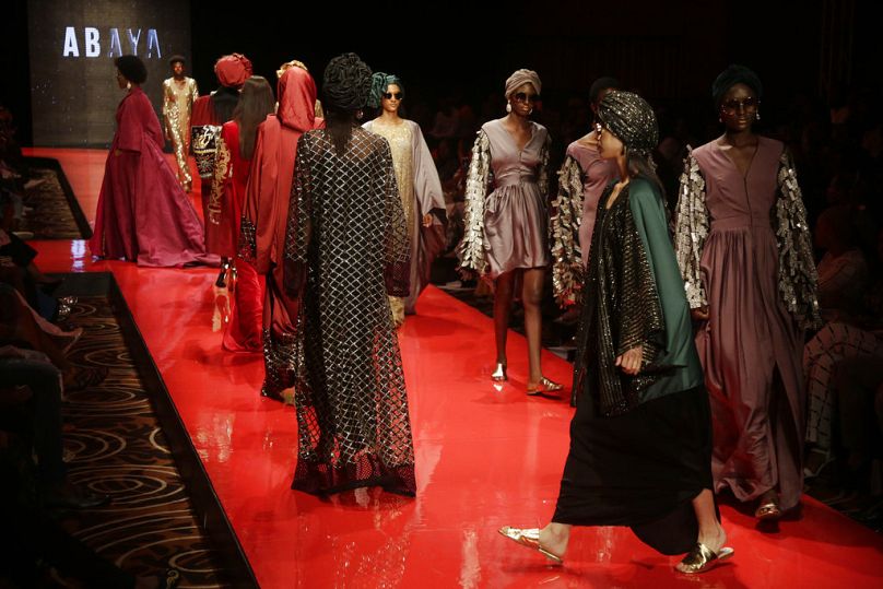 Des modèles présentent Abayas lors d'un événement Fashion Week à Lagos.