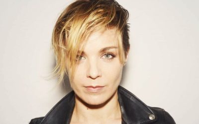 La Bataille des Royalties : Gala, l’Interprète de “Freed From Desire”, Défend Son Hymne
Dans un monde où la musique est à la fois une passion et un commerce, les artistes se battent souvent pour leurs droits. C’est le cas de Gala, la chanteuse emblématique derrière le célèbre hymne “Freed From Desire”. Plongeons ensemble dans cette affaire captivante qui met en lumière les enjeux des royalties dans l’industrie musicale.
Une Voix Iconique au Coeur d’un Conflit
Gala, avec sa voix envoûtante et son rythme entraînant, a su conquérir le cœur de millions d’auditeurs à travers le monde. Cependant, aujourd’hui, elle se retrouve au centre d’un tourbillon juridique concernant les droits d’auteur de sa propre œuvre. Comment une artiste aussi talentueuse peut-elle se battre pour ce qui lui revient de droit ?
Des Enjeux Financiers et Émotionnels
Les royalties ne sont pas qu’une question d’argent ; elles représentent également la reconnaissance du travail acharné et du talent créatif. Gala aspire à récupérer les droits sur son hymne légendaire qui continue à faire vibrer les foules. Cette lutte est bien plus qu’un simple différend financier ; c’est une quête pour la justice artistique.
L’Impact Incontournable de “Freed From Desire”
“Freed From Desire” n’est pas seulement un titre ; c’est un véritable phénomène culturel. Avec ses paroles captivantes et son rythme irrésistible, cette chanson a transcendé les générations et demeure un incontournable des soirées festives. Il est donc impératif que Gala obtienne ce qui lui revient afin que son héritage musical perdure.
La Résilience d’une Artiste Passionnée
Derrière chaque note se cache l’histoire d’une artiste déterminée à défendre ses droits. Gala incarne cette résilience face aux défis de l’industrie musicale moderne. Sa lutte pour récupérer ses royalties est non seulement une bataille personnelle, mais également une déclaration puissante sur la nécessité de protéger les droits des artistes dans un environnement souvent hostile.
Un Appel à la Solidarité dans le Monde Musical
Cette situation soulève des questions fondamentales sur les droits des artistes dans notre société actuelle. La communauté musicale doit se rassembler pour soutenir ceux qui, comme Gala, luttent pour leurs créations artistiques. En fin de compte, il ne s’agit pas uniquement d’argent ; il s’agit de rétablir l’équilibre entre créativité et commerce.