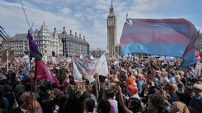 Des milliers de personnes se réunissent à Londres pour soutenir les droits trans en raison de la décision de justice