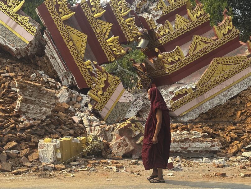 Le moine bouddhiste près d'une pagode effondrée après le tremblement de terre à Mandalay.