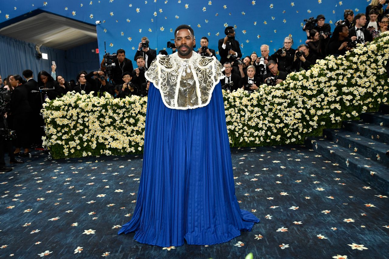 Le président du Met Gala Colman's Domingo a servi le grand événement André Leon Save dans une casquette dramatique Blue Valentino.