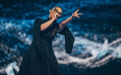 La fille aux lunettes : Klavdia enflamme l’Eurovision 2025 avec une ballade grecque étoilée !